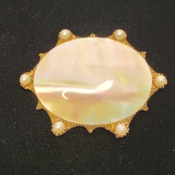 Vintage Mother of Pearl Iridescent Oval Brooch with Pearl Accents - Picture 3 of 10